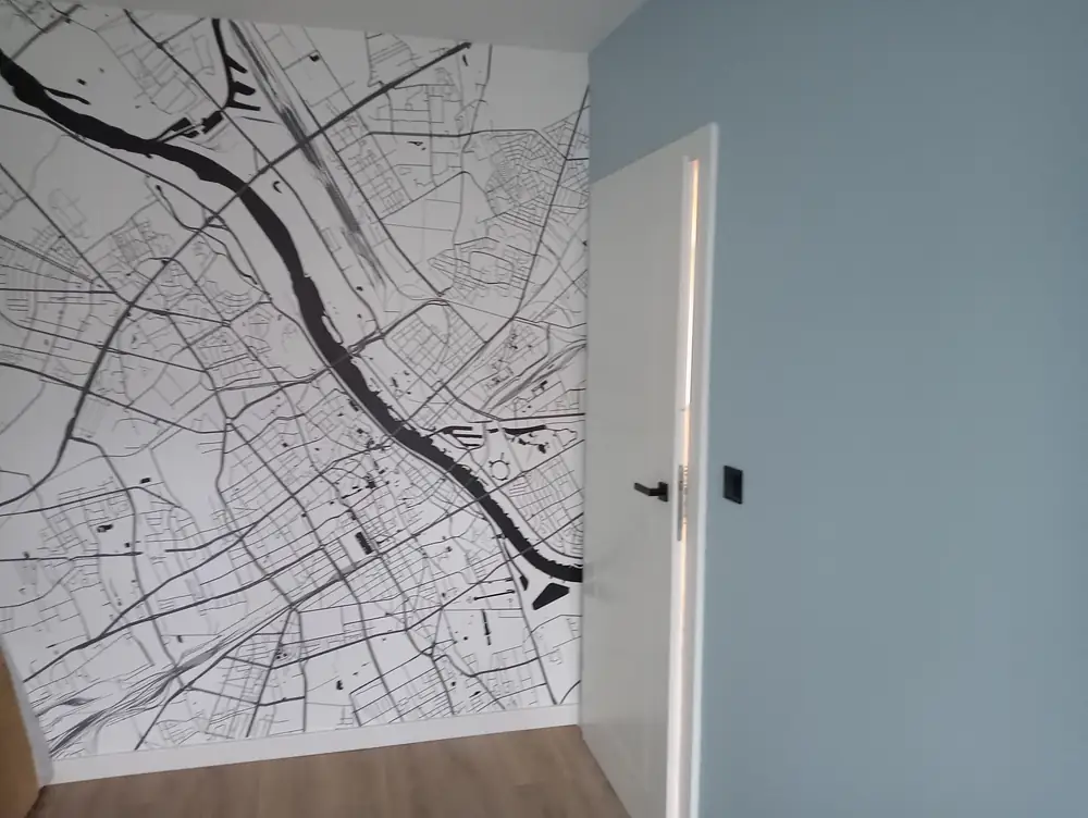 Tapeta z mapą miasta na ścianie pokoju